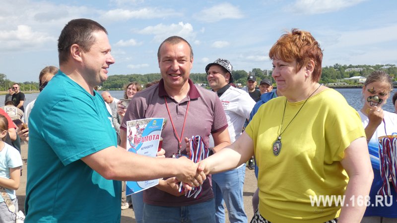 Соревнования на лодках класса &laquo;Дракон&raquo;, Кинешма, 24 июня 2023 года. Награждение, команда ООО &laquo;Ньюфарм&raquo;, 2-е место.