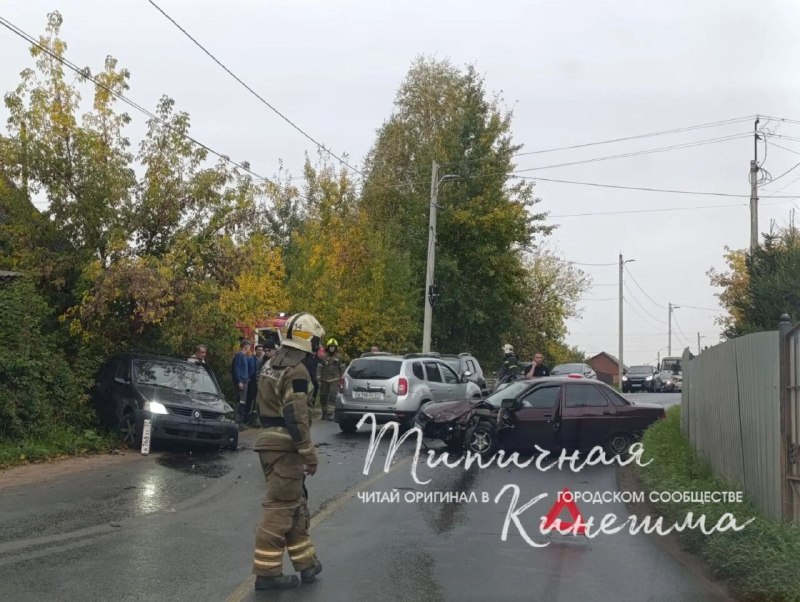 ДТП на узкой дороге: несколько повреждённых автомобилей в лобовой/боковой аварии, на месте пожарные, проезжая часть частично перекрыта