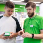 Покупатель и сотрудник МегаФона выбирают устройство в салоне связи