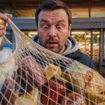 Удивлённый мужчина рассматривает авоську с лишними продуктами у выхода из магазина