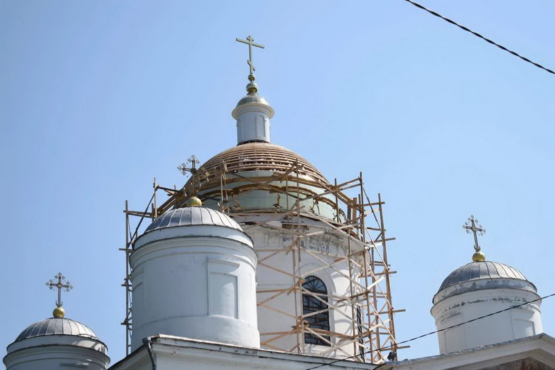 Купол исторического собора в строительных лесах во время реставрации
