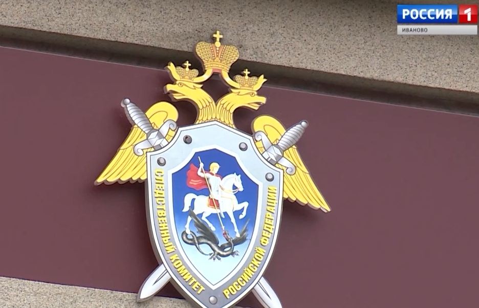 Эмблема (герб) Следственного комитета РФ на фасаде здания; в правом верхнем углу — логотип телеканала «Россия 1» и подпись «Иваново».