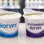 Два стаканчика йогурта: обычный и с надписью «Протеиновый йогурт»