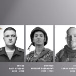 Коллаж из четырёх чёрно-белых мужских портретов в военной экипировке, с эмблемой слева и подписями под снимками