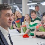 Станислав Воскресенский на встрече с работницами швейного предприятия