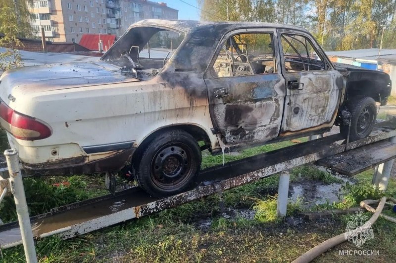 Сгоревший легковой автомобиль с обгоревшим кузовом, видны повреждения моторного отсека и салона; автомобиль установлен на подпорной конструкции, в правом нижнем углу водяной знак "МЧС РОССИИ".