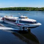 Скоростное судно на подводных крыльях «Восход-3» идёт по Волге