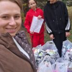 три женщины/девушки на открытом воздухе рядом с множеством пакетов и сумок, в которых видны вязаные вещи