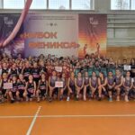 Групповая фотография юношеских баскетбольных команд в спортивном зале на фоне баннера «Кубок Феникса»