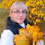 Участница фотоконкурса с букетом жёлтых осенних листьев