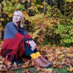 Светлана Виноградова в осеннем лесу — участница фотоконкурса