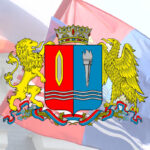 развивающиеся флаги и наложенный герб на фоне фасада здания