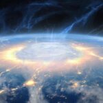Вид Земли из космоса с ярким кольцевым сиянием и энергетическими потоками в верхней атмосфере (иллюстративный кадр).