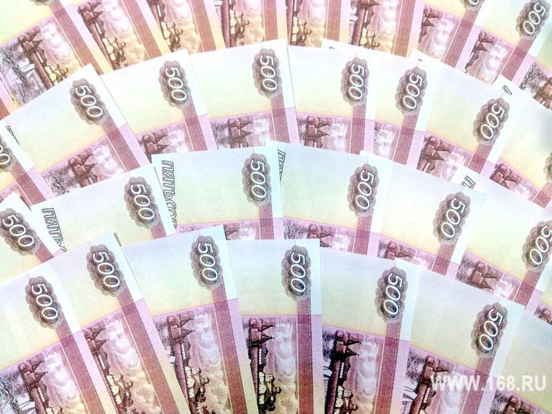 Веером разложены банкноты номиналом 500 российских рублей; в правом нижнем углу видна надпись WWW.168.RU.