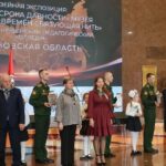 Награждение на сцене: несколько взрослых и детей, военнослужащие с дипломами на фоне большого экрана с надписями о зале «Без срока давности» и «Кинешемский педагогический колледж»