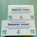 две коробки препарата «Энкорат Хроно» (вальпроевая кислота) на зелёном фоне