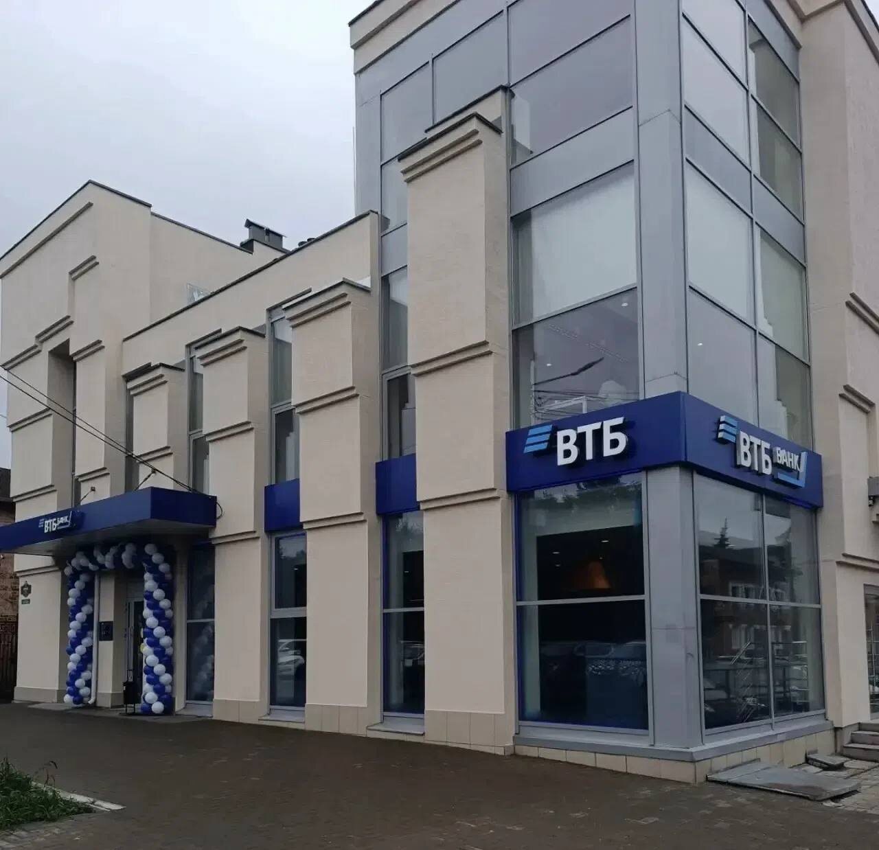 Внешний вид обновленного отделения ВТБ в Шуе