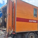 Оранжевый аварийный спецавтомобиль с надписью «АВАРИЙНАЯ», открытый кузов и рабочие инструменты